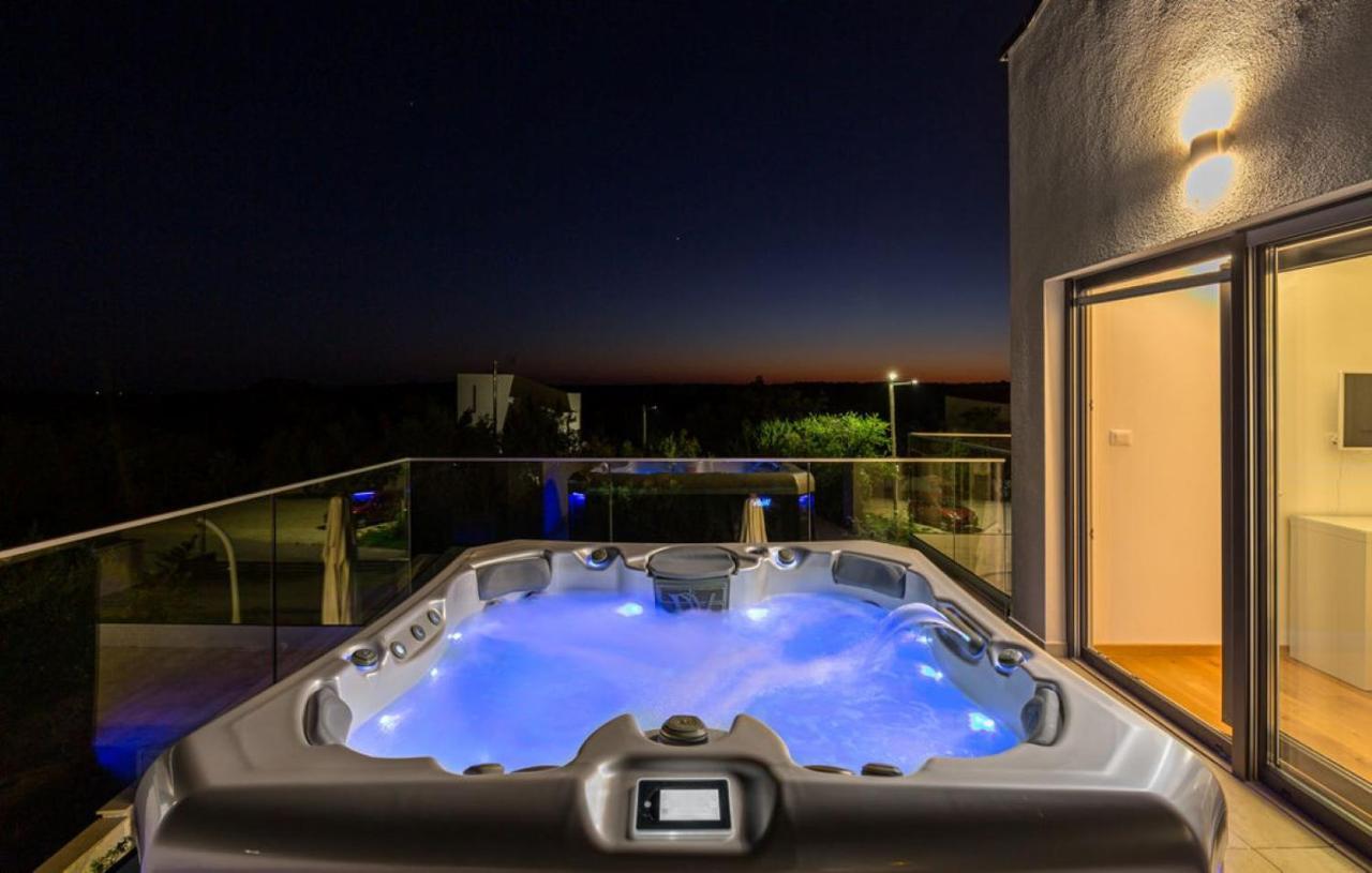 Villa Izabel With Hot Whirpool クルニカ エクステリア 写真